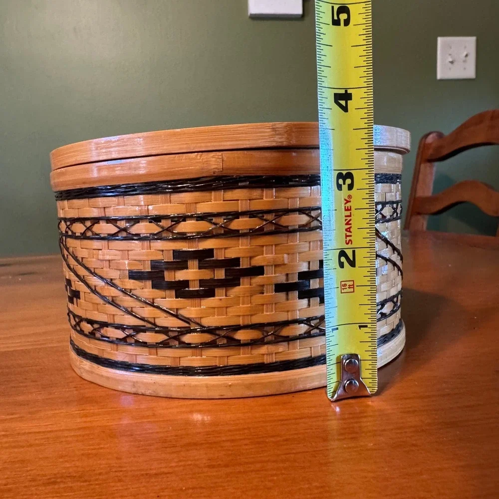 N/A handwoven round